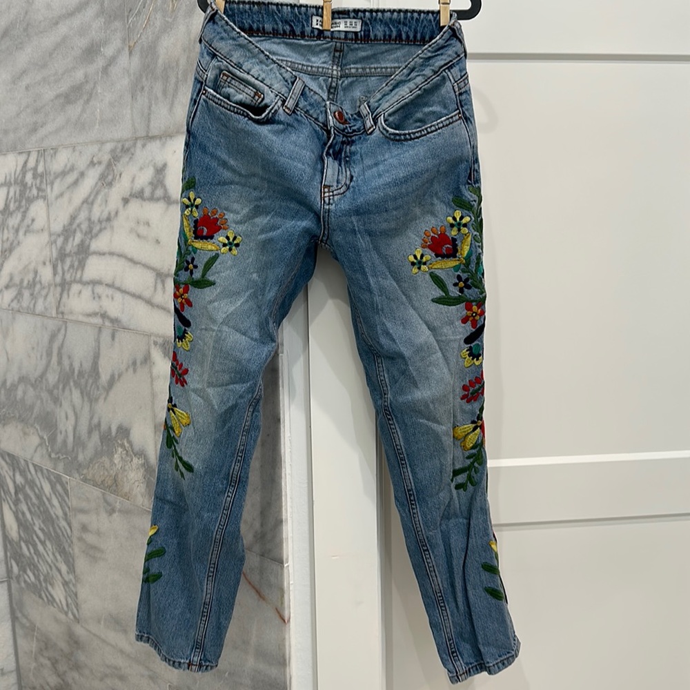 Embroidered Zara boyfriend blue jeans